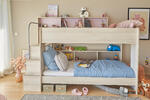 Patrová postel nabízí díky policím u obou lůžek, úložný prostor pro každé z dětí