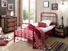 K dispozici také červená dětská postel z kovu