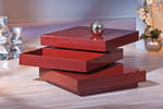 Německý výrobce nabízí indetický design stolku také v červené barvě
