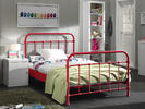 Kovová dětská postel v červeném odstínu