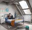 Studentský pokoj s kovovou postelí v modrém odstínu
