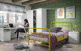 Studentský pokoj pro dívku, žlutá kovová postel