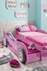 Dětská postel s přistýlkou v podobě auta je oblíbená