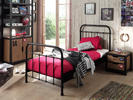 Oblíbená kovová postel pro kluka v černém odstínu