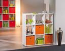 Díky rozmanitosti nabídky odstínů látkových boxů, lze regál umístit i do moderního obývacího pokoje