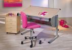 Růžová dětská židle vypadá hezky také s psacím stolem Ibo a kontejnerem Novo z nabídky dětského nábytku