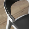 Plastová židle s minimalistickými liniemi