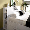 Manželská postel s řadou úložných prostorů, nadstavcem Lanka white