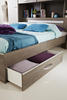 Manželská postel s šuplíkem nabízí dostatek úložného prostoru navíc