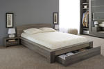 V kolekci Split můžete pořídit k posteli noční stolky s možností zavěšení na panel