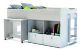 Řešením pro malé interiéry je dětská postel s psacím stolem a úložnými prostory