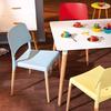 Lze také k jídelnímu stolu umístit židle různých barev
