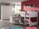 Návrh dětského pokoje pro malé interiéry řeší multifunkční postel
