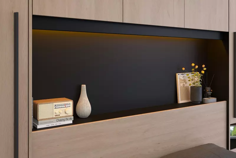Praktický a rozhodně designový je i otevřený prostor v záhlaví postele s led osvětlením v ceně