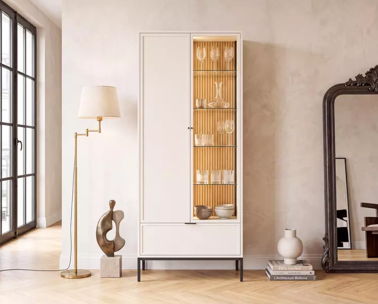 Vitrína kašmír Daisy za denní světla je rovněž elegantní