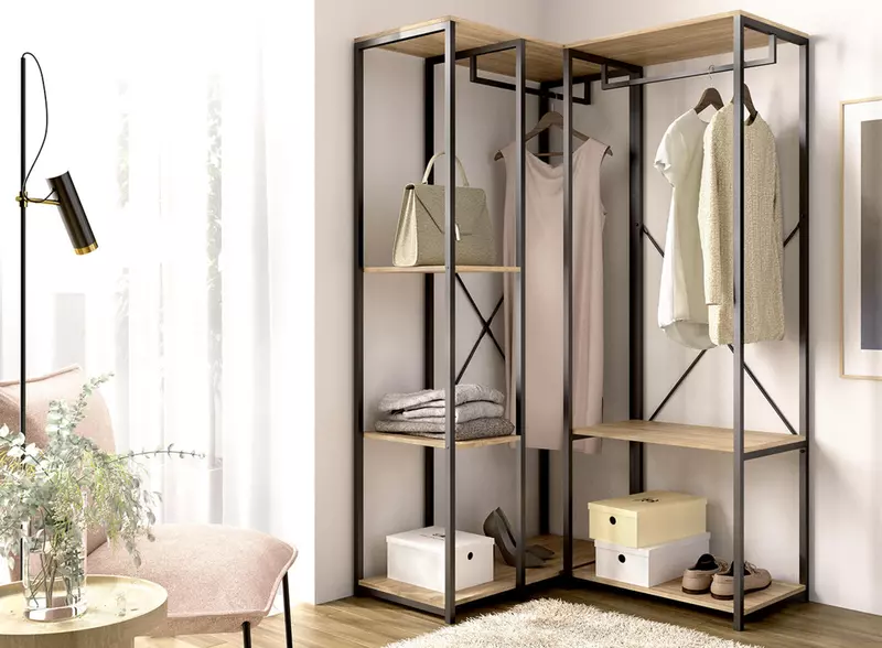 Otevřená šatní skříň rohová Tok je elegantním kouskem i ve světlém prostoru