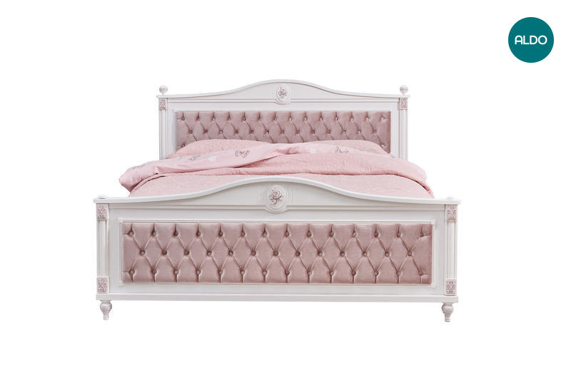 Manželská postel v provensálském designu Rose