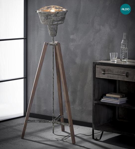 Stojací lampa s třínohým stojanem