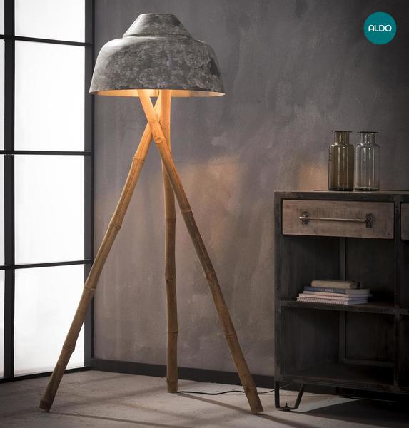Stojací lampa s bambusovým třínohým stojanem